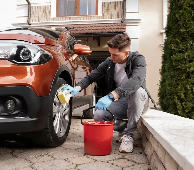 Lavage auto à domicile Saint-Marcel-de-Careiret : professionnel intervenant sur un véhicule